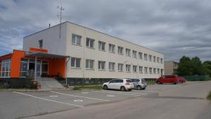 un edificio con dos coches estacionados en un estacionamiento en Ubytovací areál Rouchovany, en Rouchovany