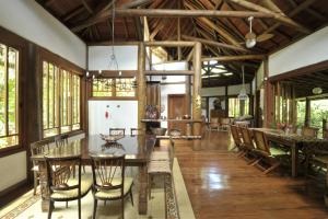a dining room with a table and chairs at Casa Sertão de Camburi in Camburi
