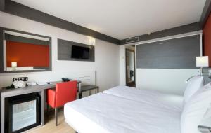 Een bed of bedden in een kamer bij Medplaya Hotel Santa Monica