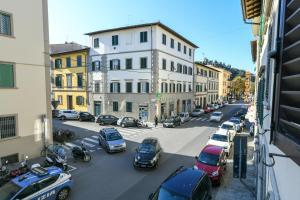 widok na ulicę miejską z zaparkowanymi samochodami w obiekcie Oltrarno's Sweet Rose - FREE PARKING! we Florencji