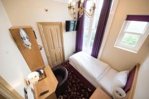 Postel nebo postele na pokoji v ubytování Edgerton Hotel