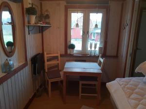 Rúm í herbergi á Örnatorpet Ullared