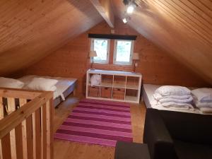 Rúm í herbergi á Örnatorpet Ullared