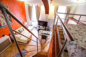 une chambre avec un escalier en colimaçon. dans l'établissement OLD SQUARE APARTMENTS 3, à Timişoara