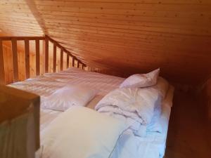 Rúm í herbergi á Örnatorpet Ullared