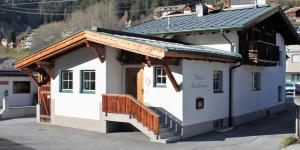 ein kleines Gebäude mit einer Treppe drauf in der Unterkunft Haus Buchhammer in Sankt Anton am Arlberg