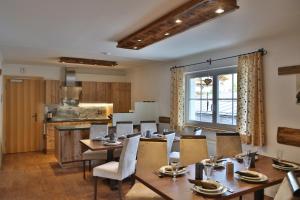 圣安东阿尔贝格Haus Buchhammer的一间带桌椅的餐厅和一间厨房