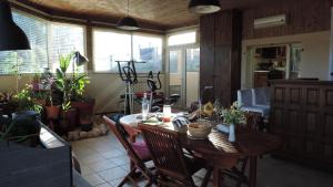 un comedor con mesa y algunas plantas en Le Mas de Cascabel, en Causse et Diege