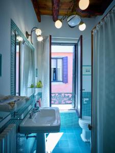 La salle de bains est pourvue d'un lavabo et d'une fenêtre. dans l'établissement Palazzo Morosini Brandolin Dimora Romantica, à Venise
