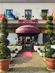 un hotel con un tappeto rosso di fronte a un edificio di Hotel Parco Fiera a Torino