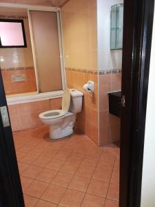 ein Bad mit WC und Fliesenboden in der Unterkunft Kota Kinabalu Marina Homestay in Kota Kinabalu + 24 Fotos