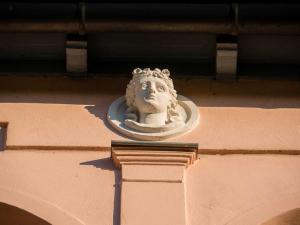 a statue of a head on the side of a building at Villa Maria Wohnung 03 in Ostseebad Koserow