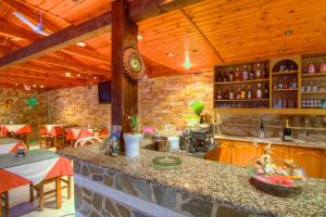 eine Küche mit einer Theke und eine Bar in einem Restaurant in der Unterkunft Sunrise Hotel & Apartments in Rodakino