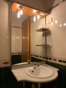 Koupelna v ubytování Hostal Monasterio de Rueda