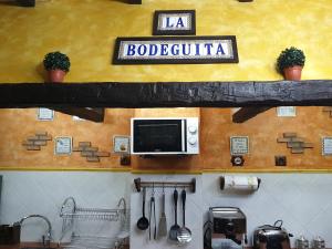 アルアマ・デ・アラゴンにあるLa Bodeguita de Alhamaの壁に電子レンジ付きのキッチン