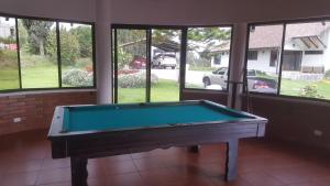 Biliár nebo kulečník v ubytování Quito Airport Suites Hotel
