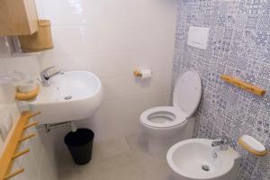 un baño con inodoro y lavabo en Ulivo, en Quartu SantʼElena 34 fotos más