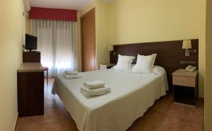 Postel nebo postele na pokoji v ubytování Hostal Monasterio de Rueda + 8 fotografií