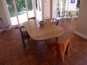 una mesa de madera y sillas en una habitación en Werner Guest Room, en Ciudad del Cabo