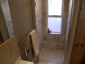 une salle de bain avec une douche avec un lavabo et une fenêtre dans l'établissement Werner Guest Room, au Cap