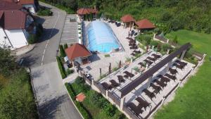 uma vista superior de uma piscina num resort em SEDRA Holiday Resort-Adults Only em Grabovac