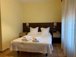 Postel nebo postele na pokoji v ubytování Hostal Monasterio de Rueda