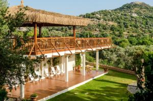 una casa con terraza con techo de hierba en 4reasons hotel + bistro | 12+, en Yalıkavak