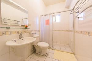 ein Bad mit einem WC, einem Waschbecken und einer Dusche in der Unterkunft Ido Homestay in Taitung