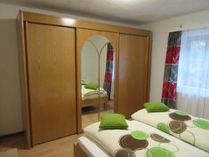 2 Betten in einem Zimmer mit einem Spiegel und einem Schlafzimmer in der Unterkunft Ferienwohnung Michaela in Lackenhof