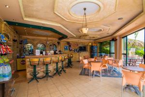 Un restaurante u otro lugar para comer en Sunflower Apartments & Studios