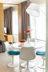 sala de estar con mesa blanca y sillas en Dream Studios BA en Buenos Aires