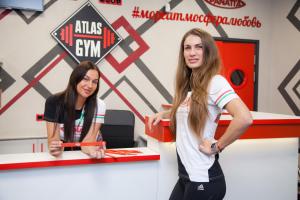 zwei Mädchen stehen neben einem Tresen in einem Laden in der Unterkunft Princess Elisa Hotel in Selenogradsk