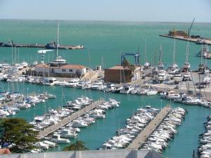 un puerto lleno de muchos barcos en el agua en Hotel del Port en Sant Carles de la Ràpita