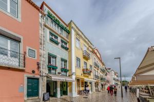 Ver Belém Suites في لشبونة: شارع في مدينة ذات مباني ملونة