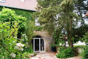 Casa de piedra con ventana y puerta en De Pierre et de Lumière, en Jouhe