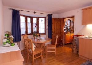 eine Küche und ein Esszimmer mit einem Tisch und Stühlen in der Unterkunft Gruebe-Hof in Niederthai