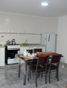 Una cocina o kitchenette en Departamentos Victorino