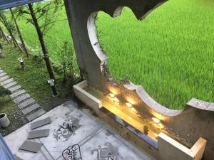 建築師湧泉泡湯會館外面的花园