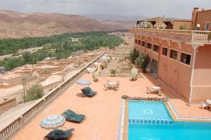 - une vue sur un complexe avec une piscine dans l'établissement La Kasbah De Dades, à Boumalne