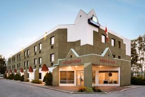 Days Inn by Wyndham Ste. Helene-de-Bagot في Sainte-Hélène-de-Bagot: تقديم الشكل الخارجي للفندق