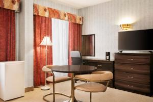 um quarto de hotel com uma mesa e cadeiras em Days Inn by Wyndham Ste. Helene-de-Bagot em Sainte-Hélène-de-Bagot