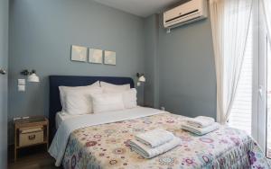 - une chambre avec un lit et des serviettes dans l'établissement Piraeus Apartment with Endless View, au Pirée