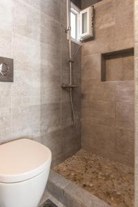 Et badeværelse på Piraeus Apartment with Endless View