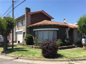 a woman standing in front of a house at VILLA VIDA - No se aceptan grupos de jóvenes in Mar del Plata