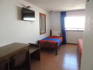 Cette petite chambre comprend un lit et une fenêtre. dans l'établissement Hotel Kyoto, à Puebla