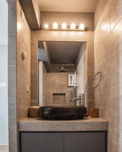 Et badeværelse på Piraeus Apartment with Endless View