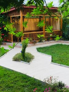 a garden with a walkway in front of a house at Alvanis veli in K'vemo Alvani