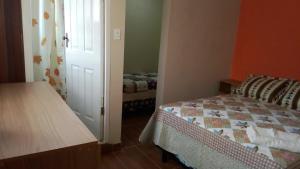 ein Schlafzimmer mit einem Bett und ein Zimmer mit einem Bett sidx sidx sidx sidx in der Unterkunft Apartamento Golden Junior in Cochabamba