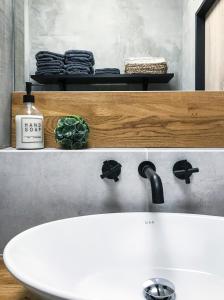 Koupelna v ubytování Stylový apartmán přímo u lanovky, vlastní garážové stání