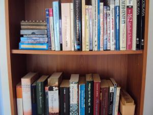 a book shelf filled with lots of books at Villa Kanata in Povile